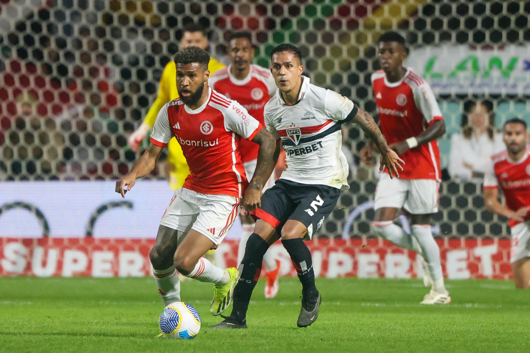 Alan Patrick sente lesão no início e Inter empata com o São Paulo pelo Brasileirão