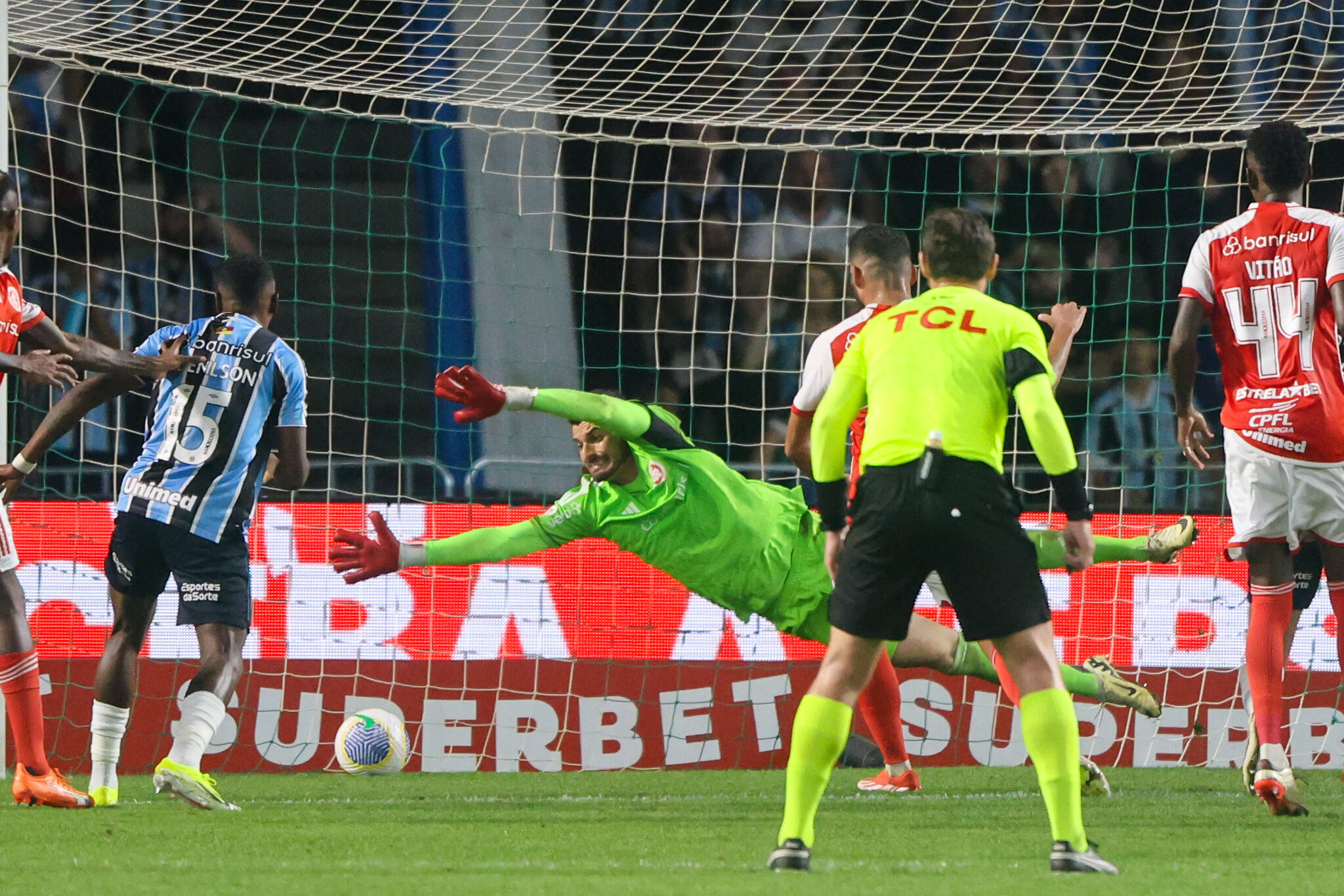 Sobre a defesa do Inter visando a partida contra o Atlético-MG