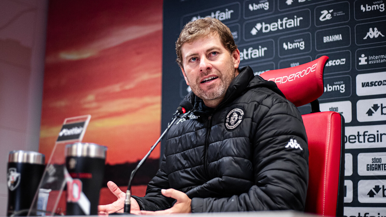 Após ser derrotado, técnico do Vasco gera debate ao falar sobre o Inter
