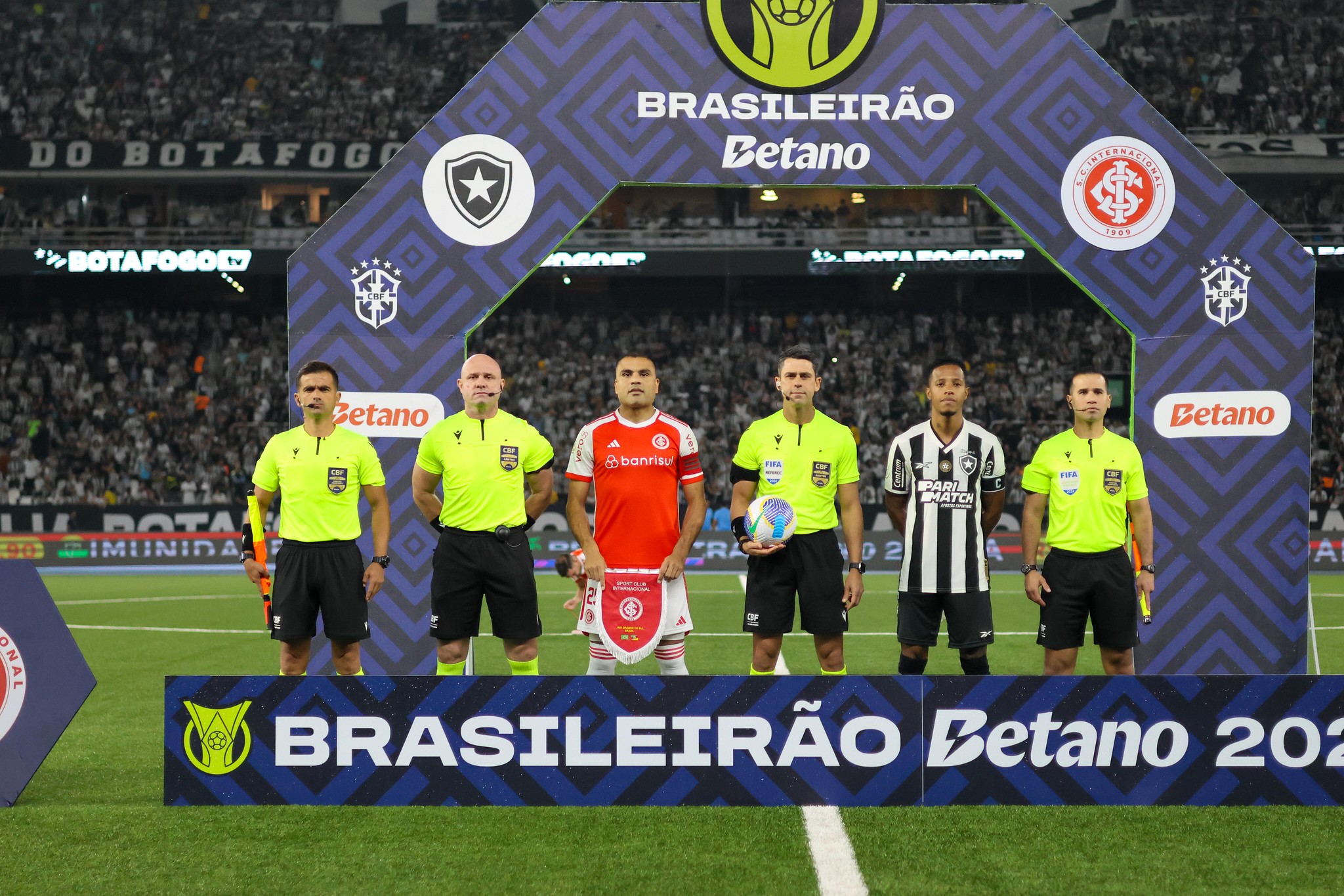 Vídeo: O lance reclamado pela torcida do Inter no jogo contra o Botafogo