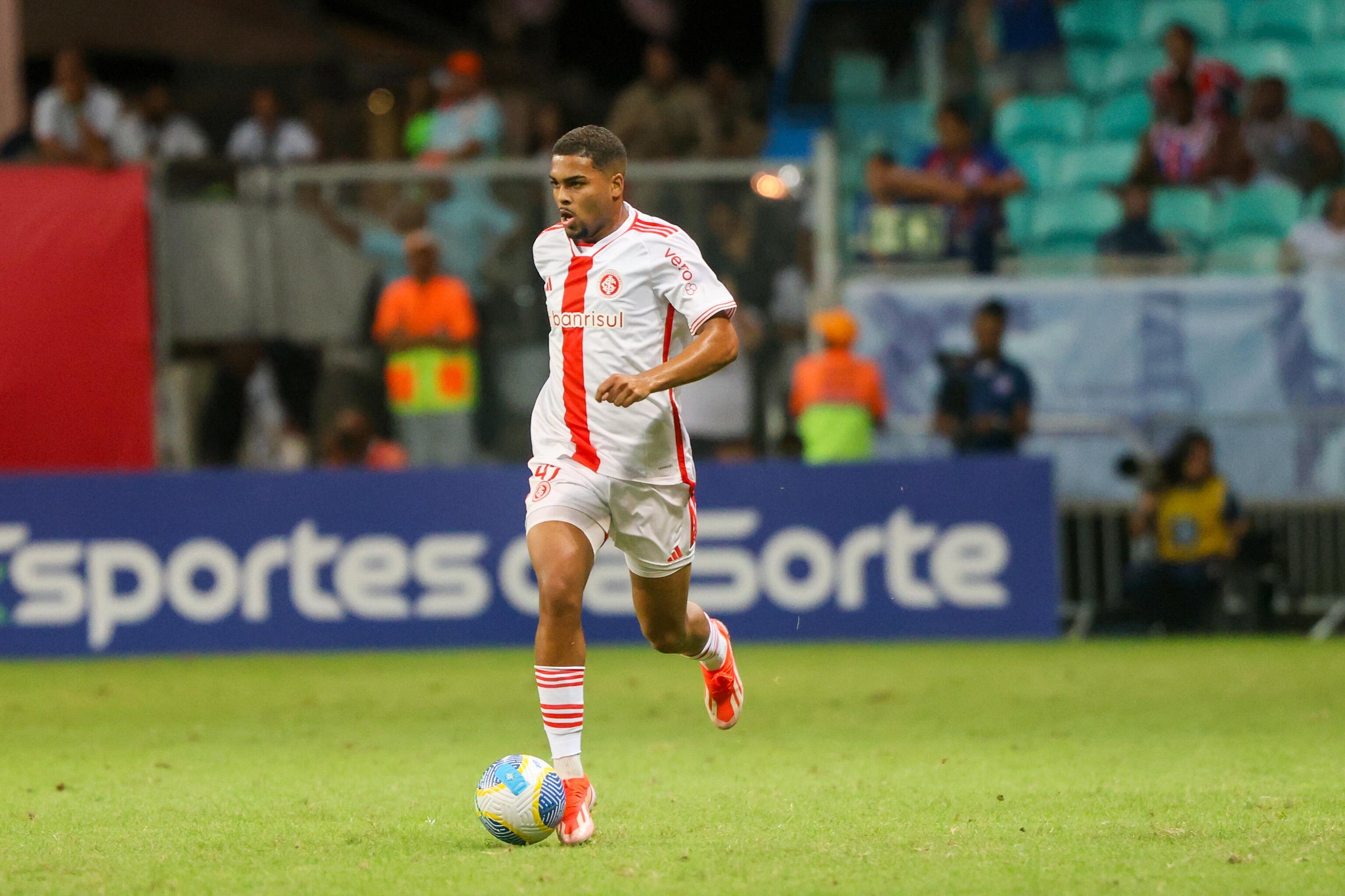 Destaque contra o Bahia, Gustavo Prado vem jogando fora de posição no Inter; entenda