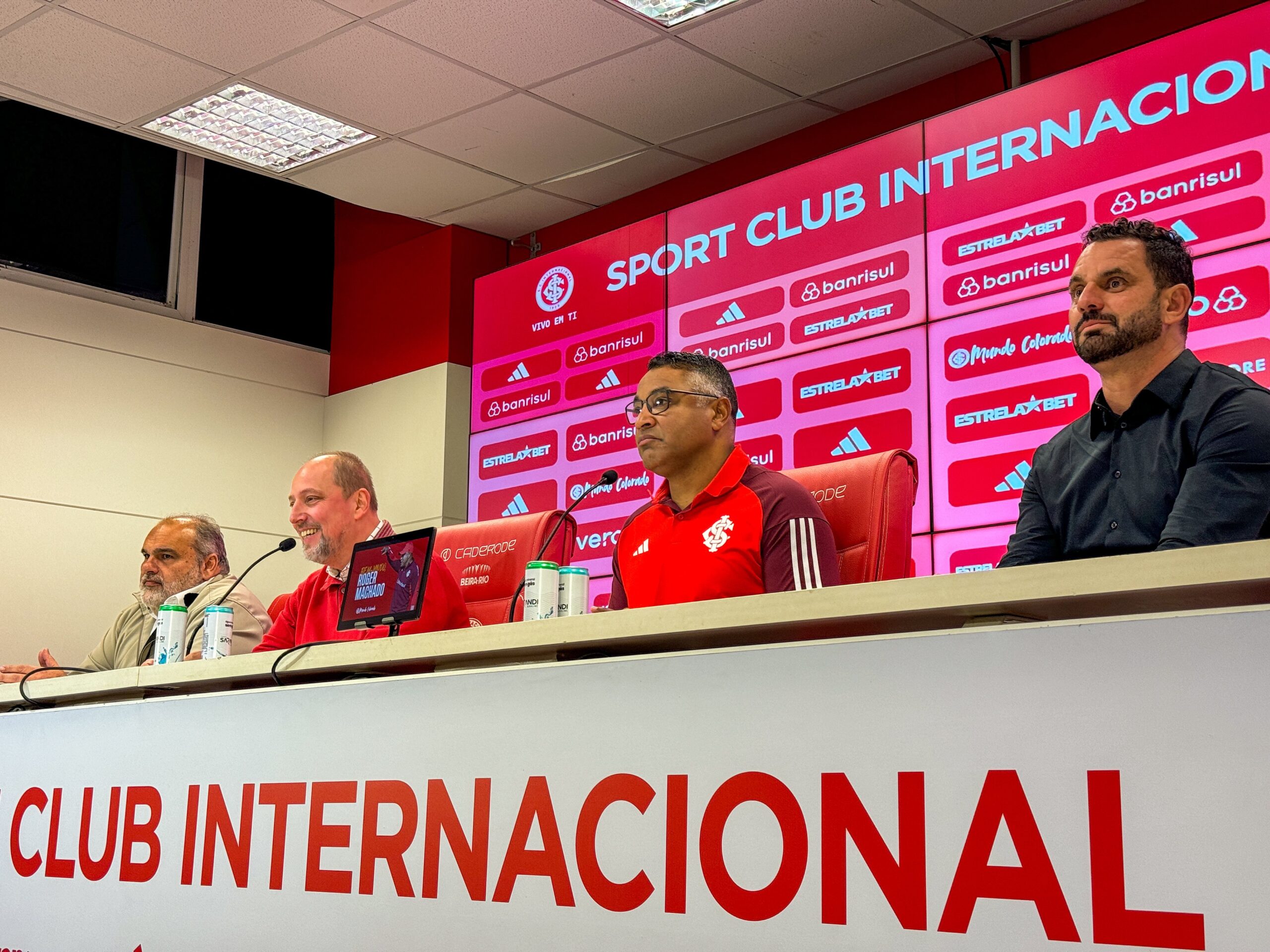 Torcedores do Grêmio detonam Roger Machado após apresentação no Inter; confira