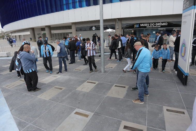 Torcida do Inter se mobiliza em redes sociais divulgando link de Roger Machado na calçada da fama do Grêmio