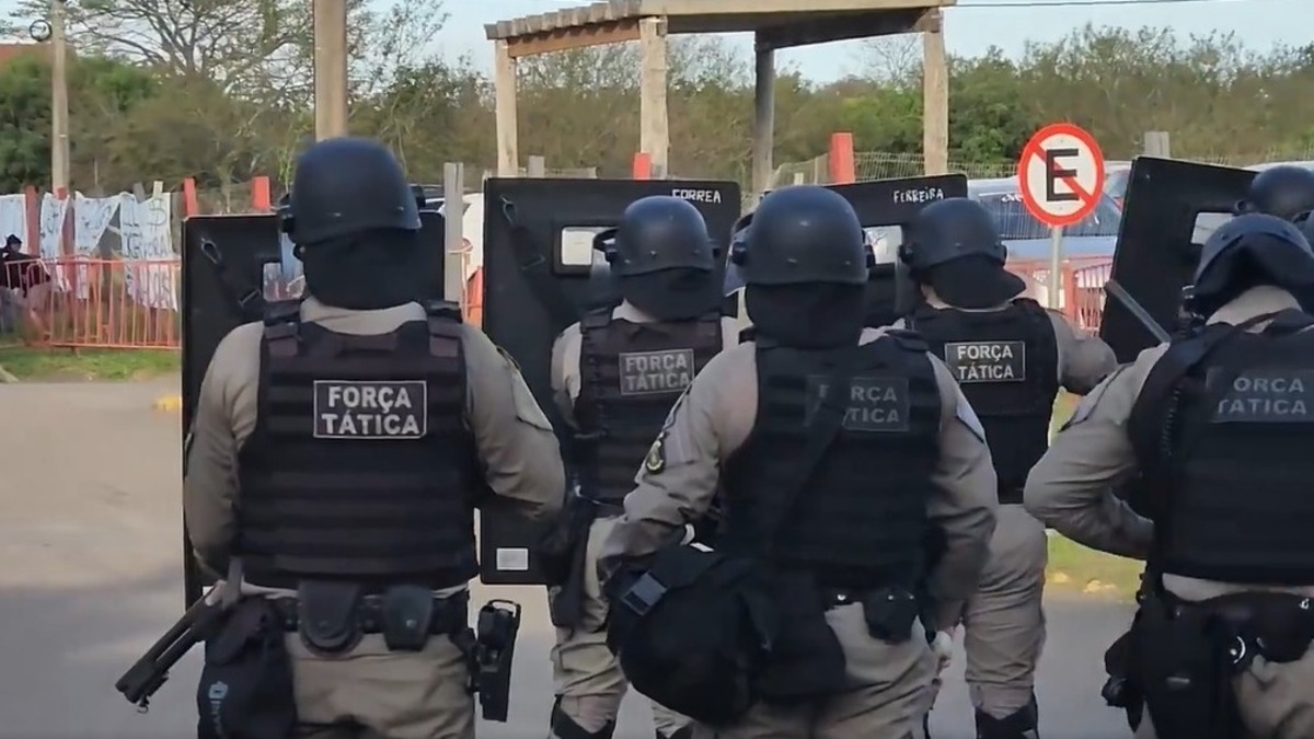 Vídeo: Brigada Militar usa gás de pimenta para dispersar protesto da torcida do Inter