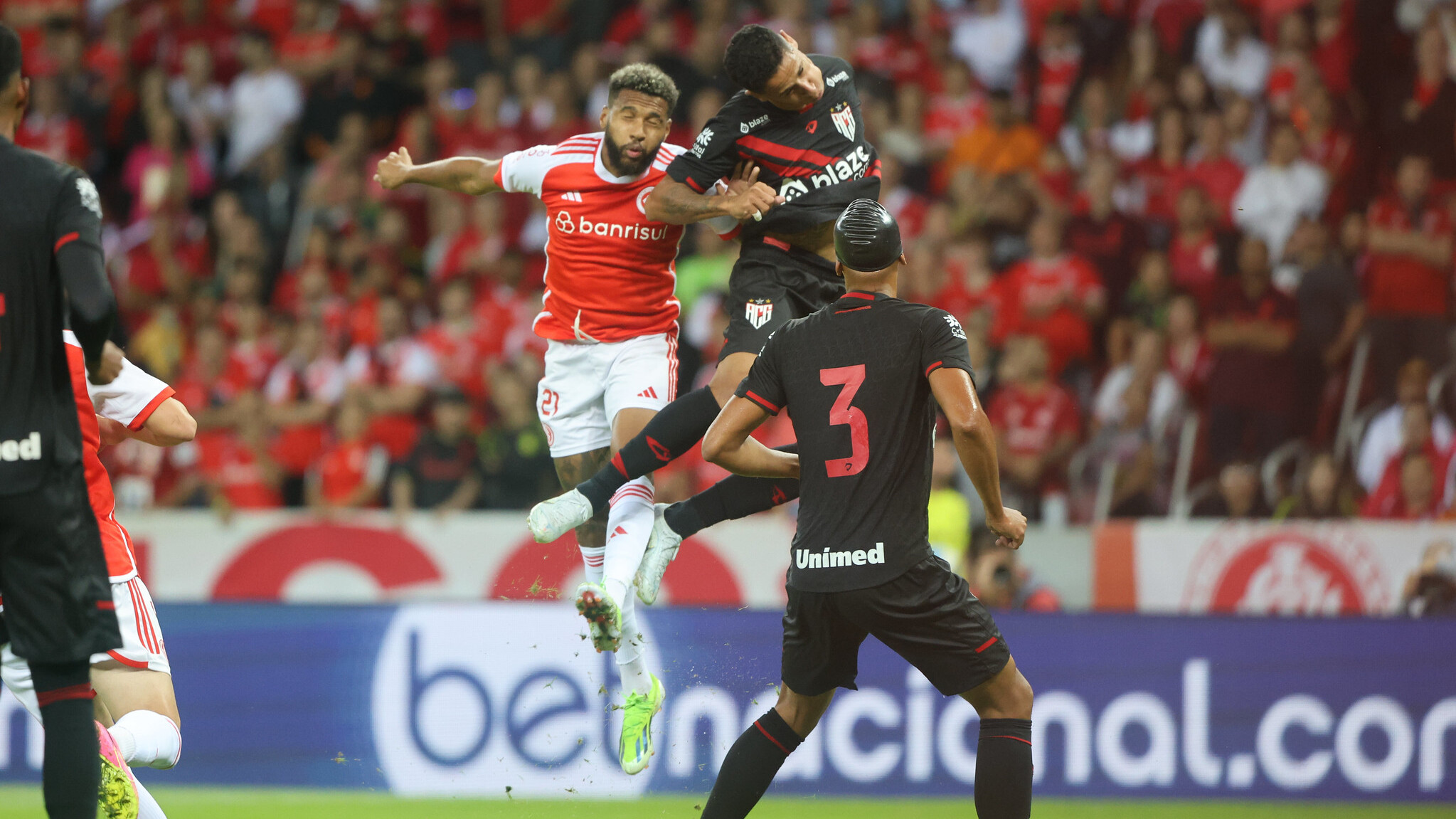 Inter enfrenta o Atlético-GO neste domingo; confira as principais informações para acompanhar a partida
