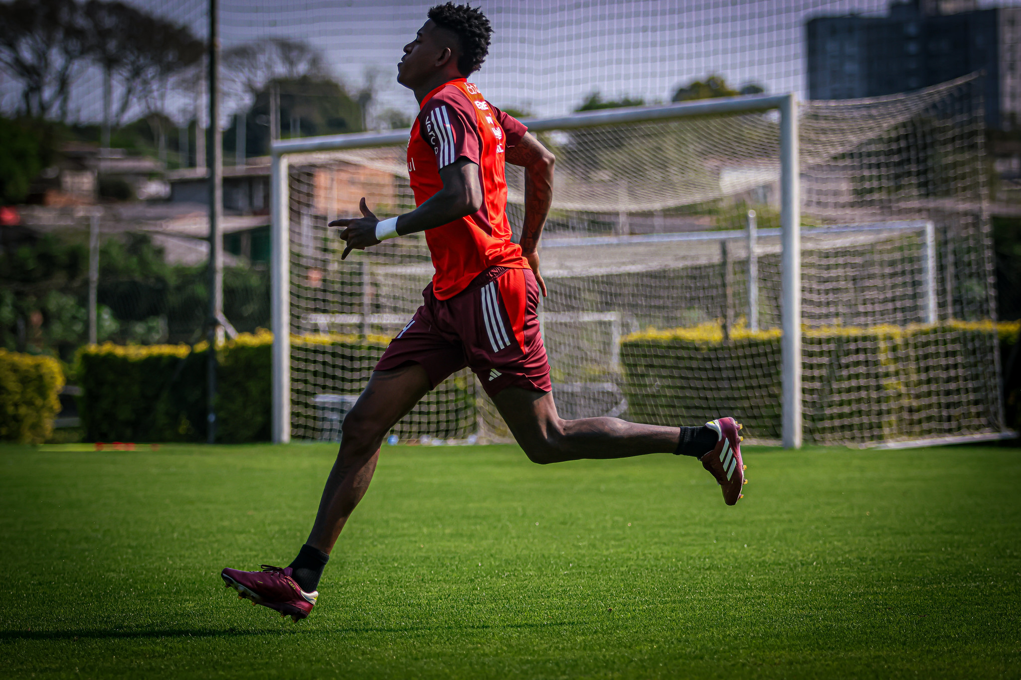 Saindo? Dirigente revela motivo de Vitão não estar jogando pelo Inter 