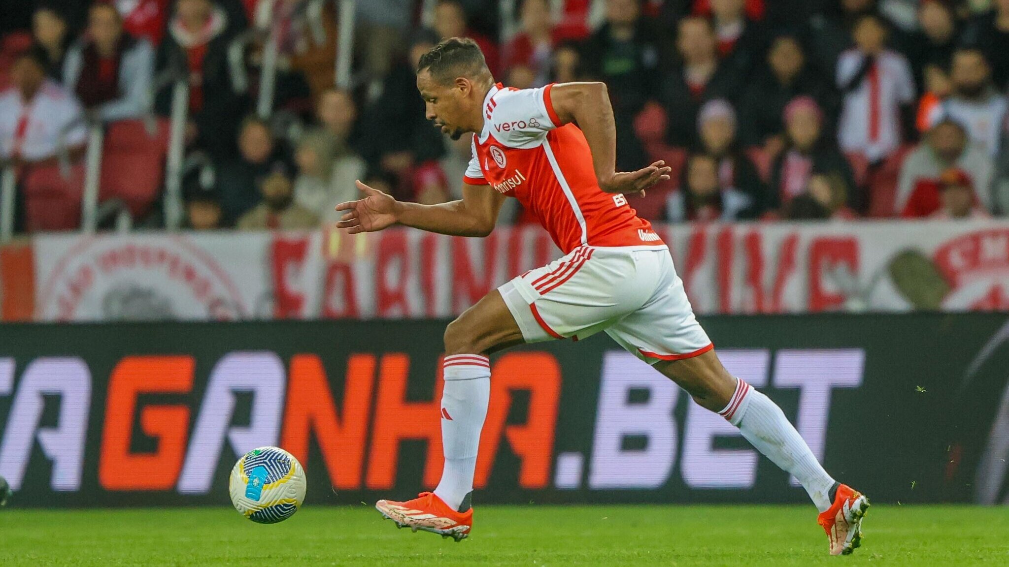 O problema de última hora que deve tirar Fernando do time titular do Inter contra o Juventude