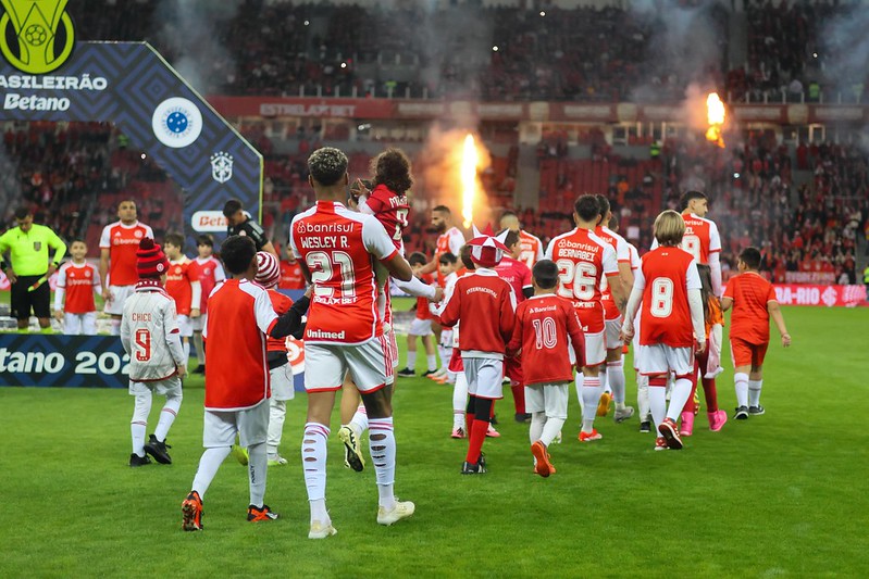 Jogador do Inter revela vestiário mais ‘leve’ após mudanças na comissão técnica e no Departamento de Futebol