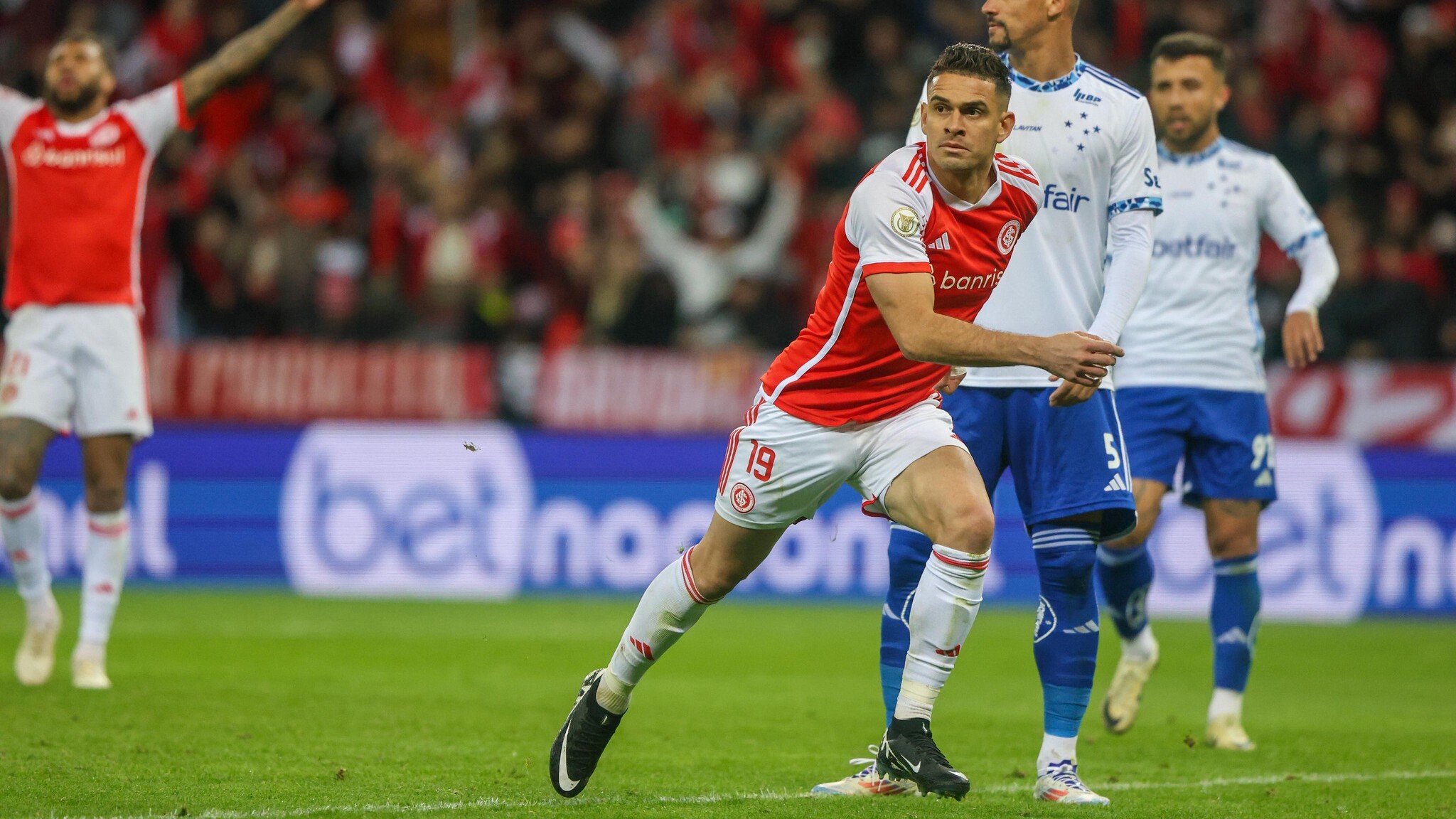 Borré volta a marcar e Inter vence o Cruzeiro pelo Brasileirão