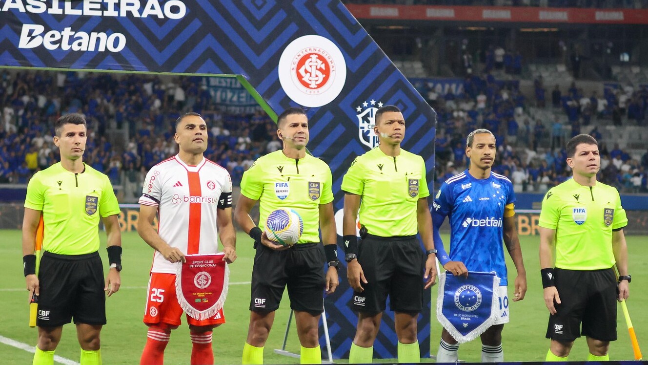 Comentarista de arbitragem se posiciona sobre os cartões recebidos pelo Inter