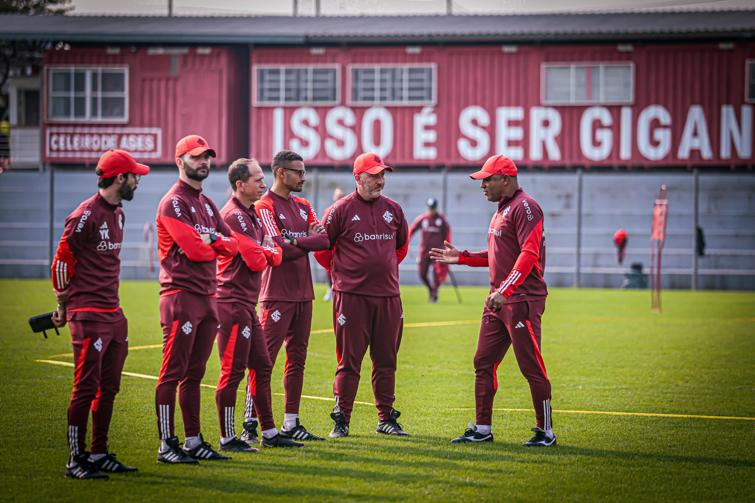 Auxiliar de Roger admite saídas de jogadores para a Europa: “Difícil recusar”