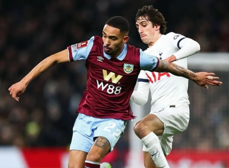 O modelo de negócio buscado pelo Inter para ter Vitinho, do Burnley; jogador também interessa ao Flamengo
