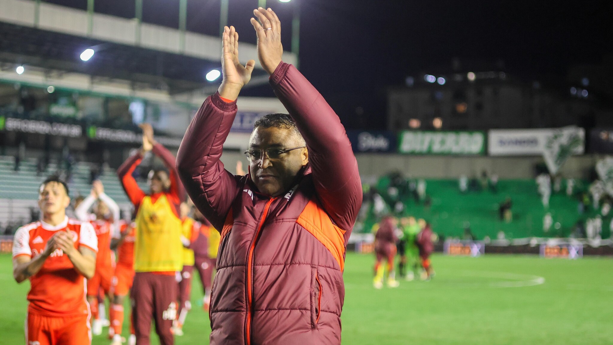 Roger Machado destaca evolução do Inter e revela “cobrança” em Gabriel Carvalho