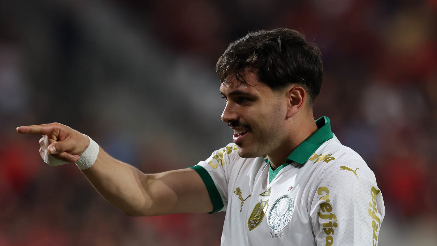 Ex-Inter, Mauricio ganha destaque na imprensa paulista com a camisa do Palmeiras