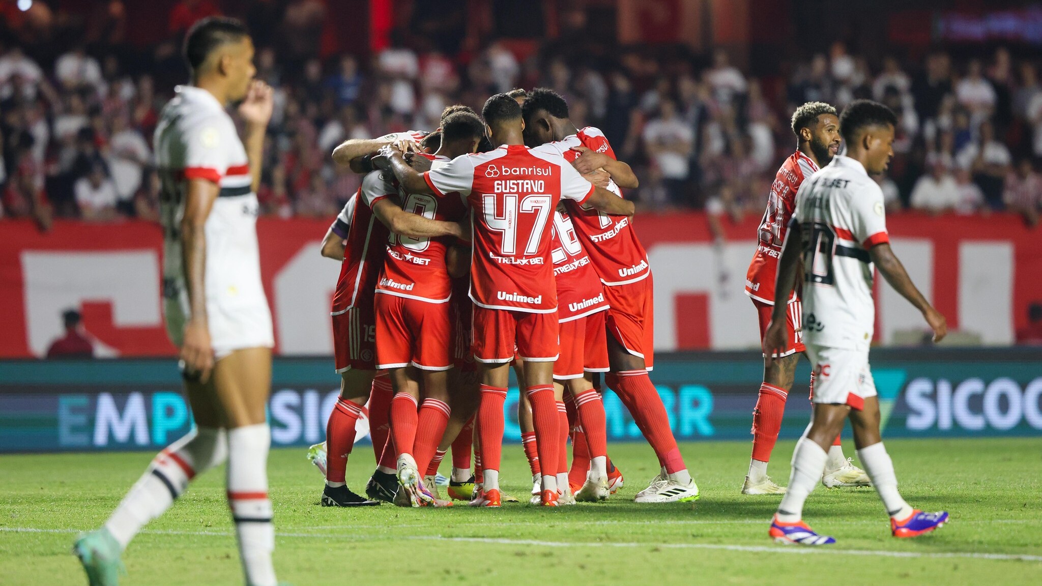 De virada e com golaços, Inter vence o São Paulo pelo Brasileirão