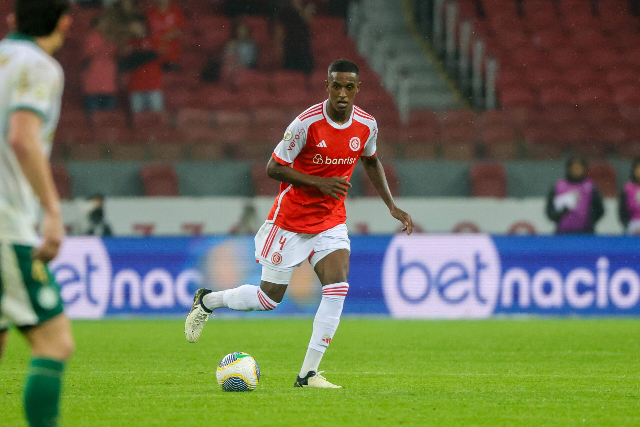 Ex-Inter, Robert Renan capotou o carro no RJ