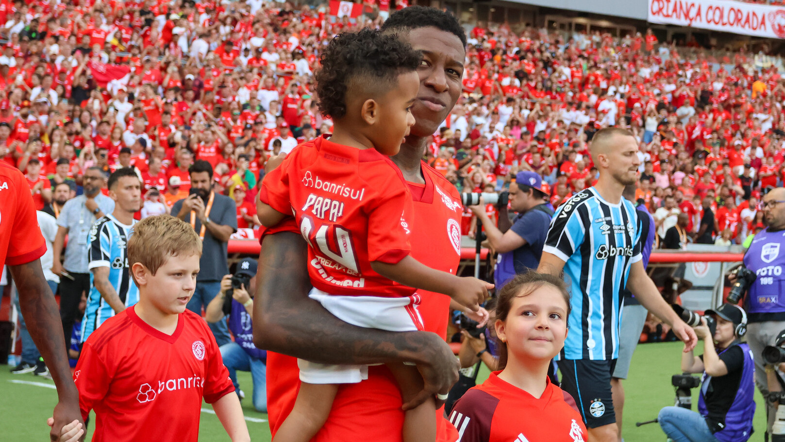 “Foi muita mão”; Vitão e Inter cobram a arbitragem após pênalti não ser marcado no Gre-Nal