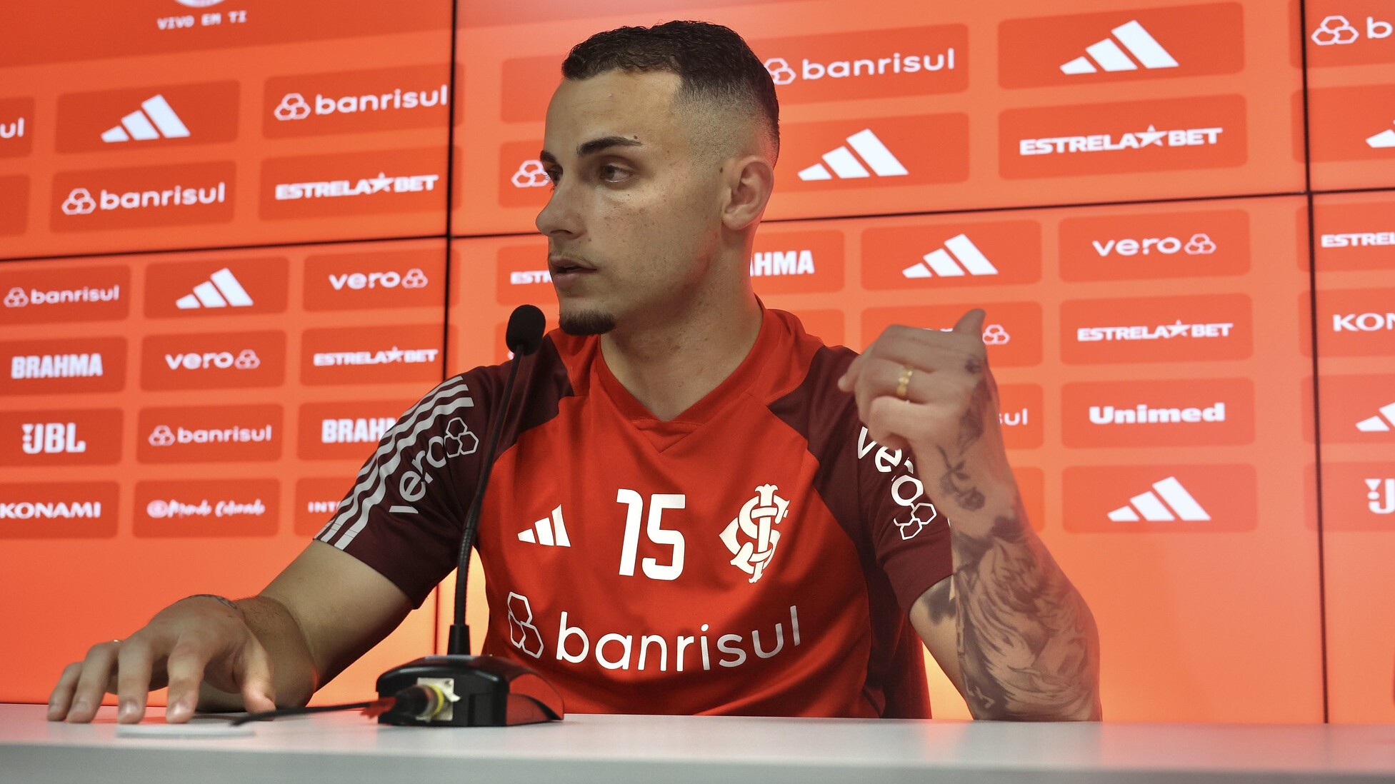 Jogador destaca atitude de Roger Machado nos bastidores