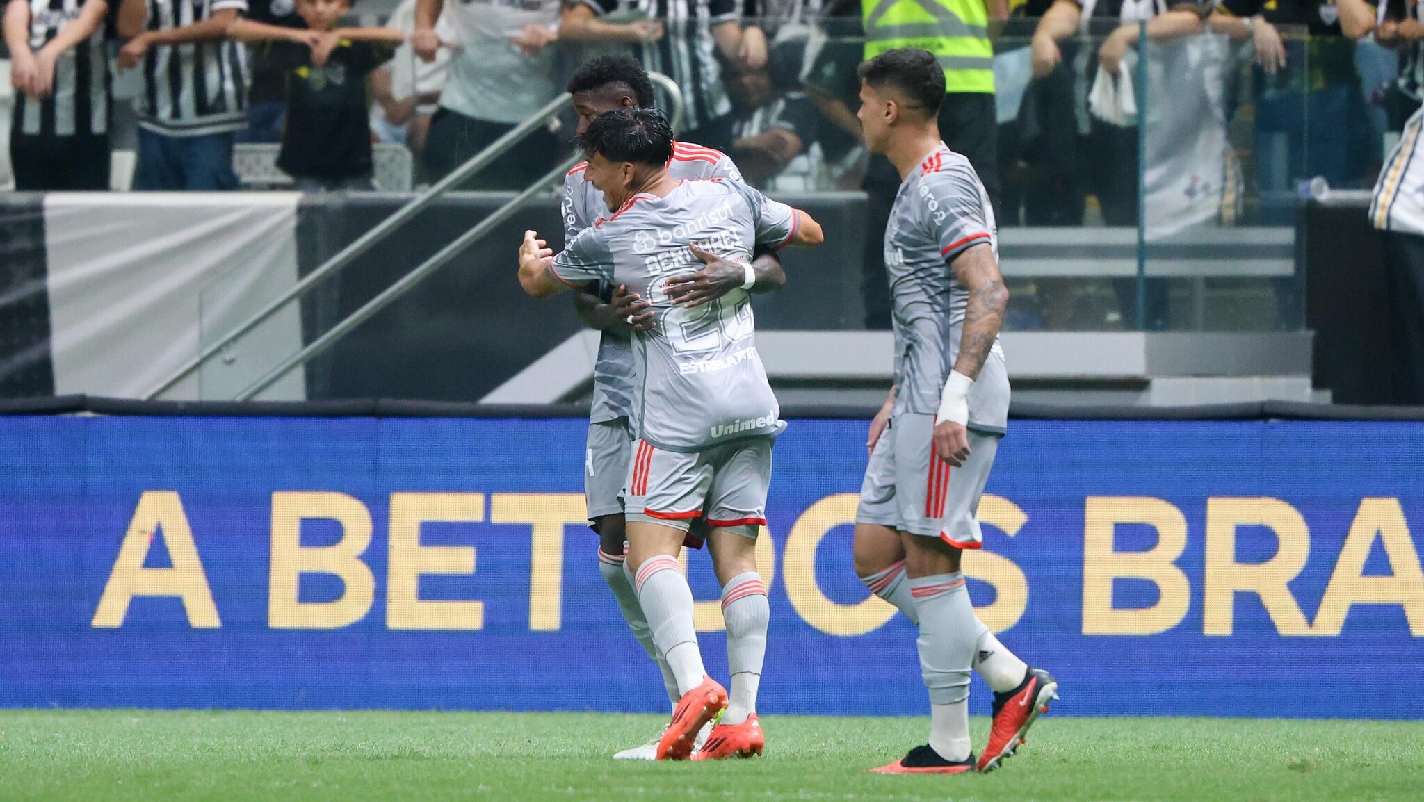 Inter supera chuva e vence o Atlético-MG pelo Brasileirão