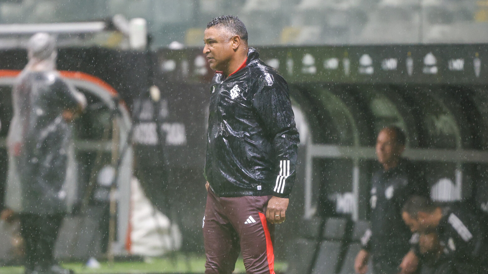 A defesa de Roger Machado sobre a mudança de postura do Inter como visitante