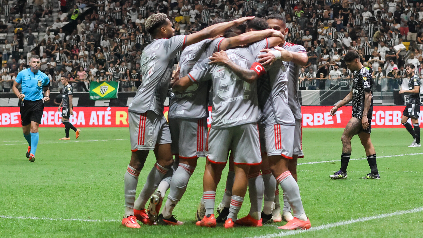 Com grande festa no vestiário, Inter divulga bastidores da vitória contra o Atlético-MG