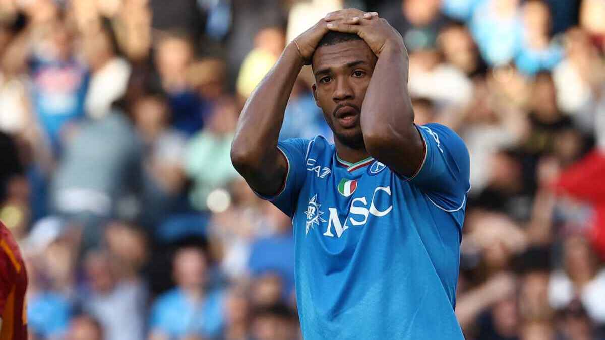 Ex-zagueiro do Inter se revolta e desabafa após ter carro depredado na Itália