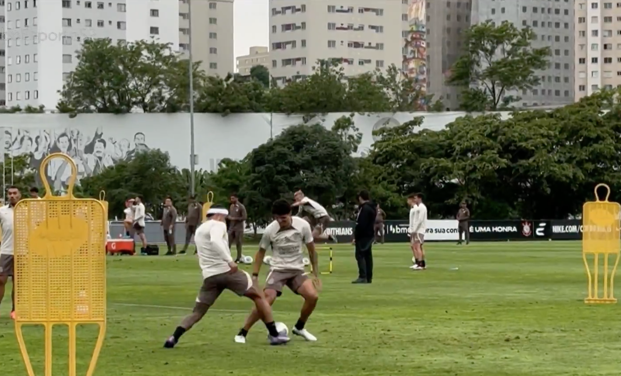 Zagueiro no radar do Inter para 2025 leva drible desconcertante de companheiro; veja: