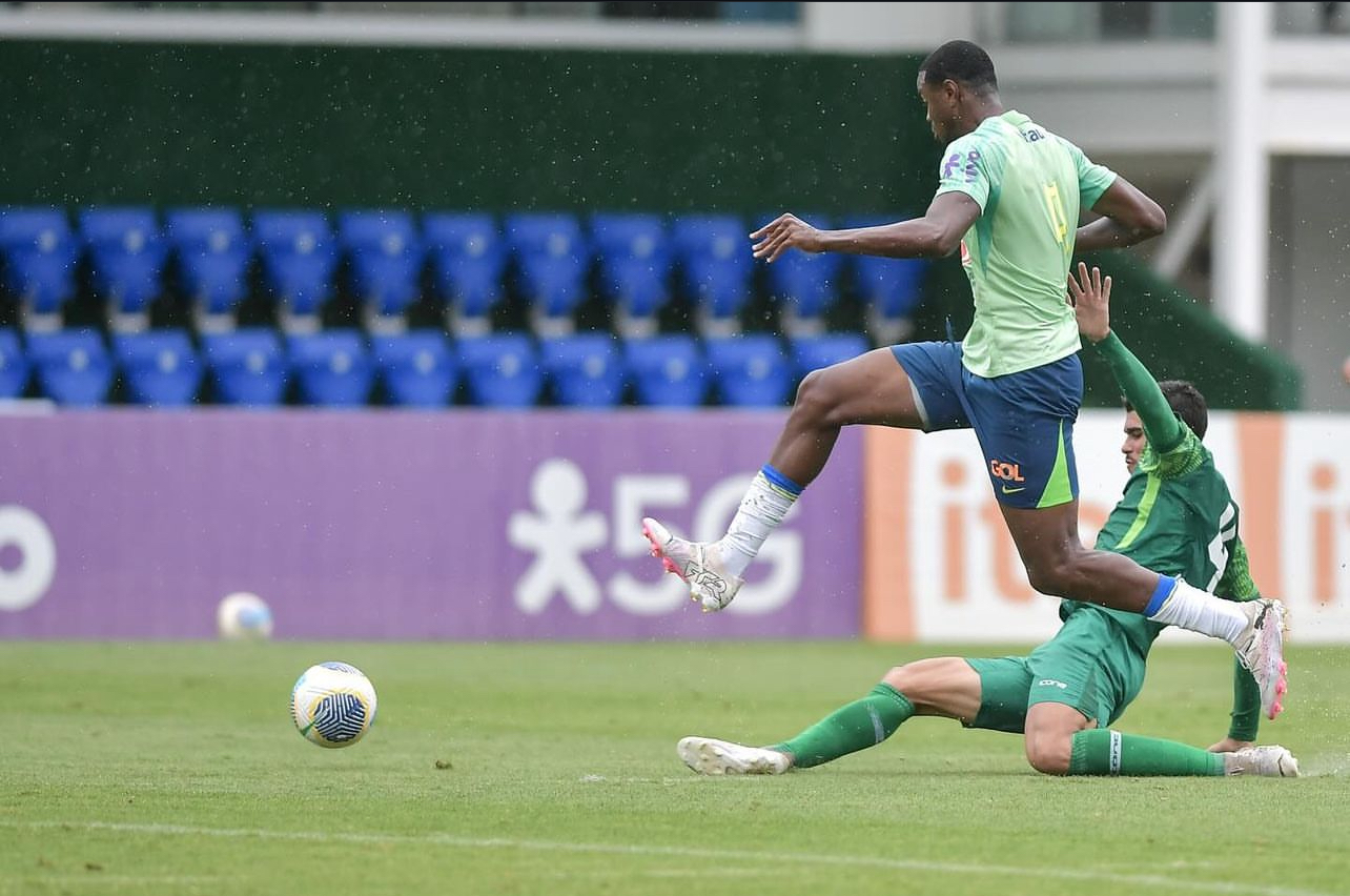 Atacante do Inter marca em Vitória da seleção