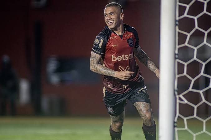 Inter propõe troca com o Vitória por lateral