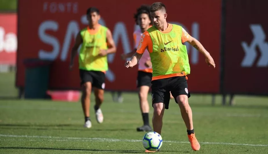 Meia que esteve no Beira-Rio acerta com novo clube  