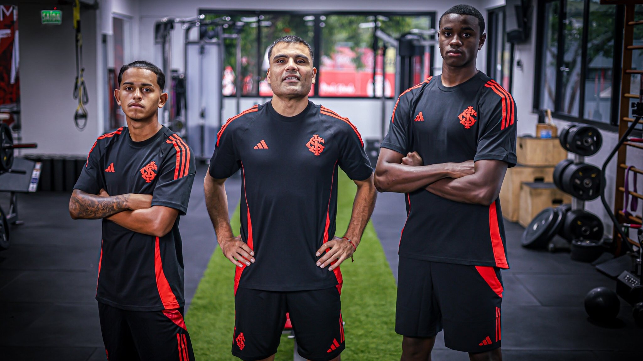 Inter lança novos uniformes de treino e de viagem para 2025; confira