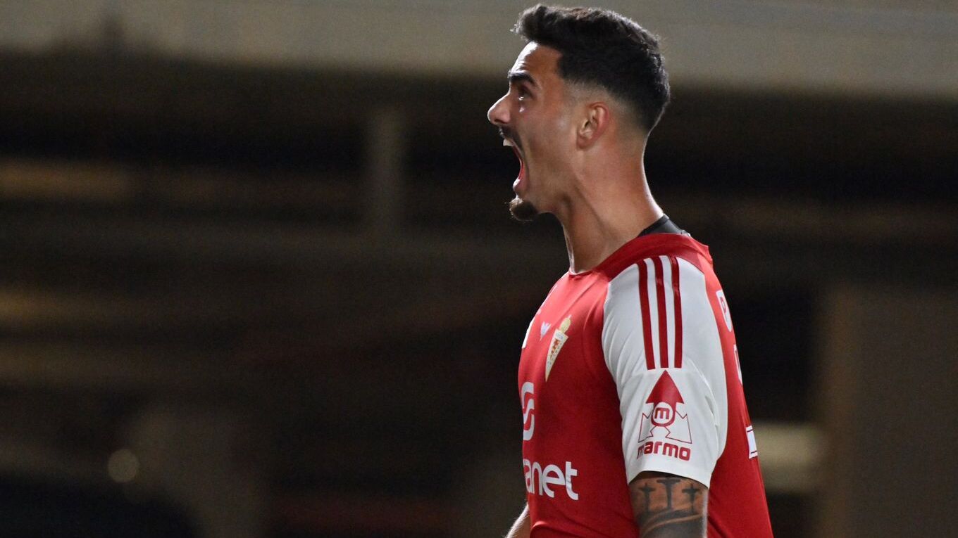 Centroavante formado no Inter celebra bom início no futebol europeu