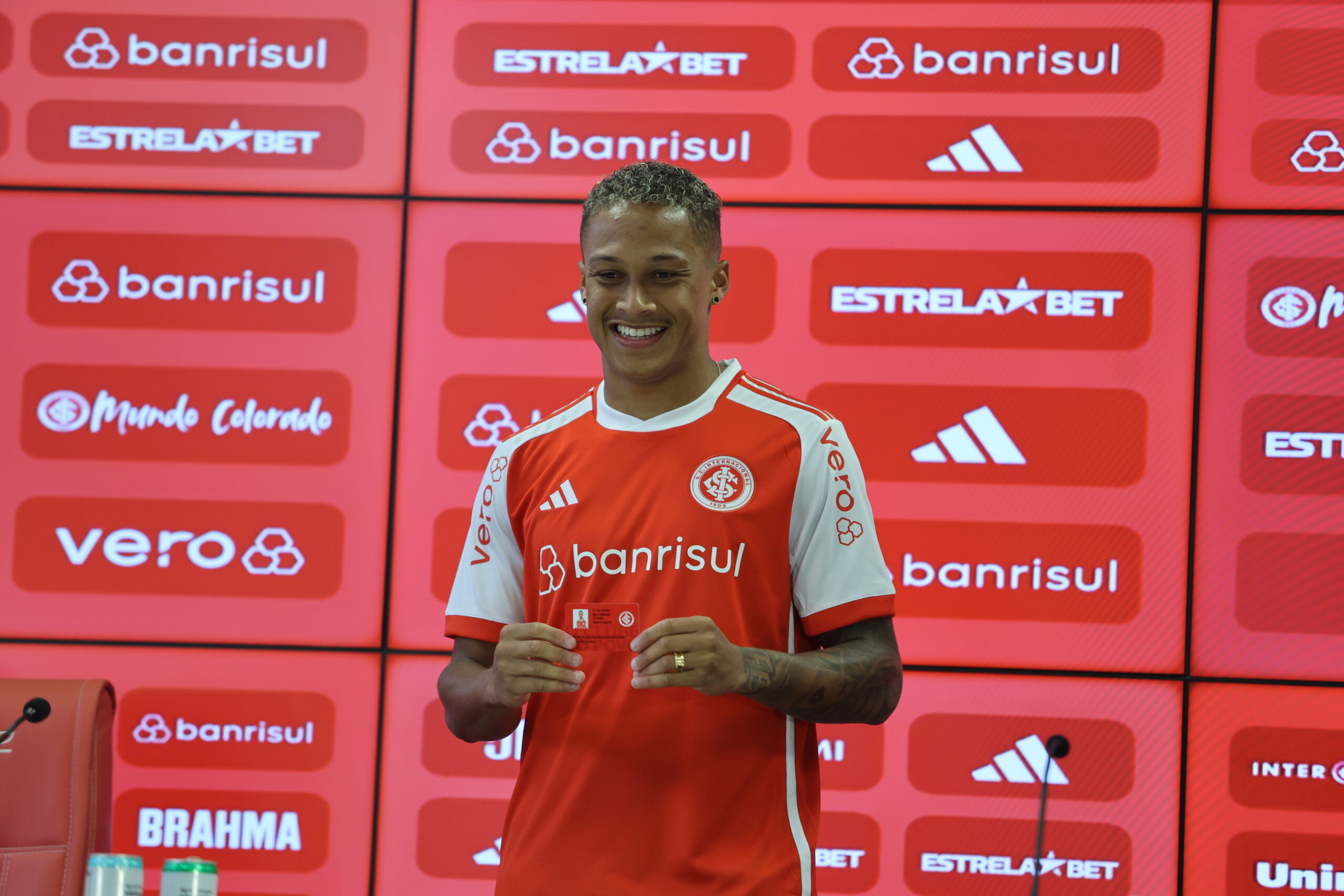Apresentado, Vitinho projeta o clássico GreNal: “É diferente de todos”