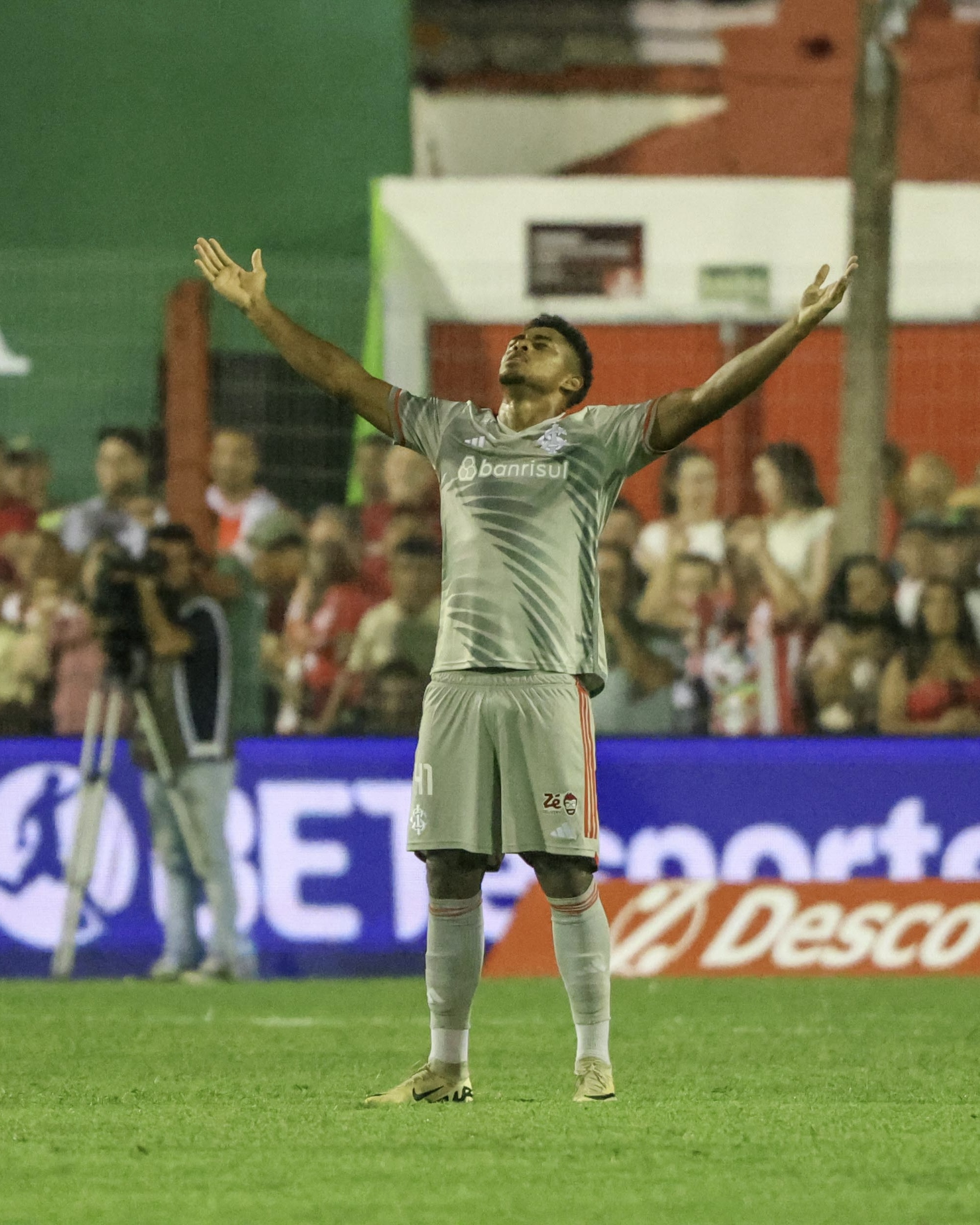 Victor Gabriel comenta estreia do Inter no Gauchão