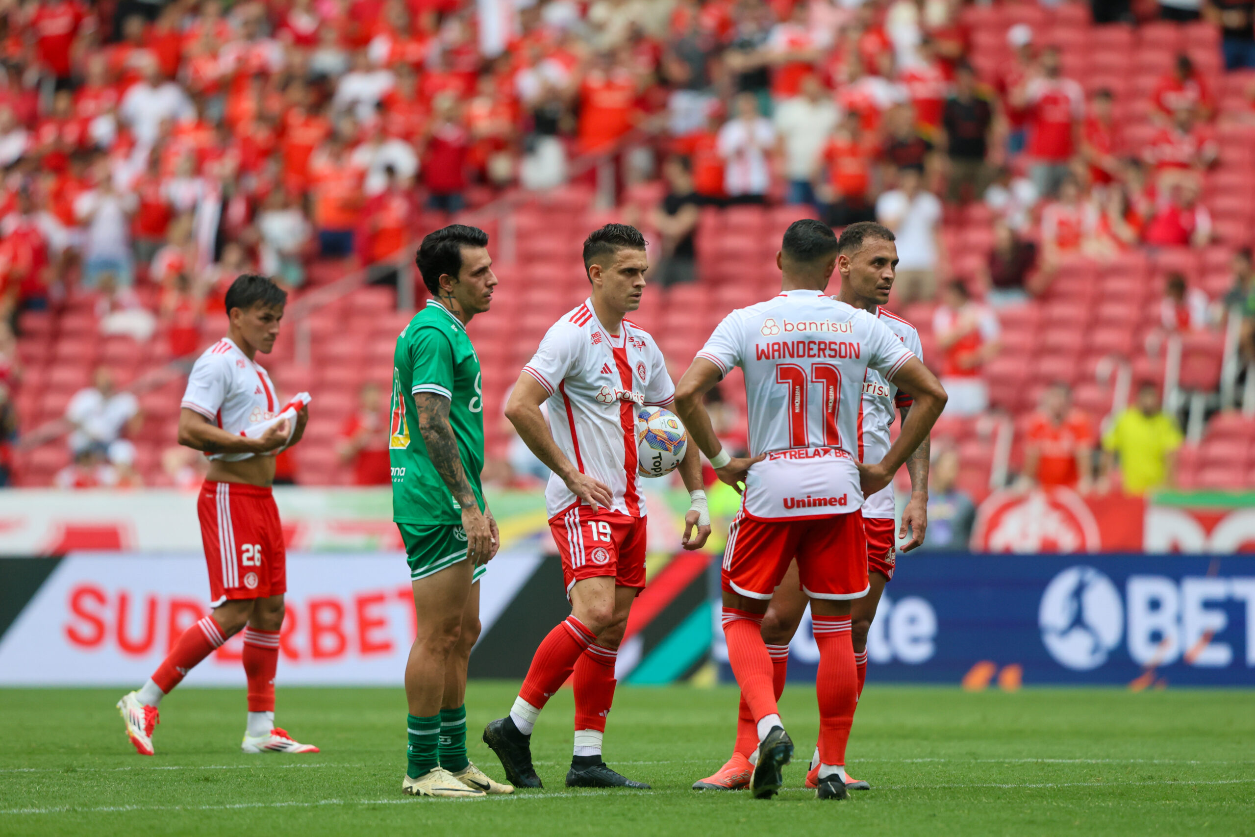 Os dois jogadores lesionados que estiveram no Beira-Rio nesse sábado