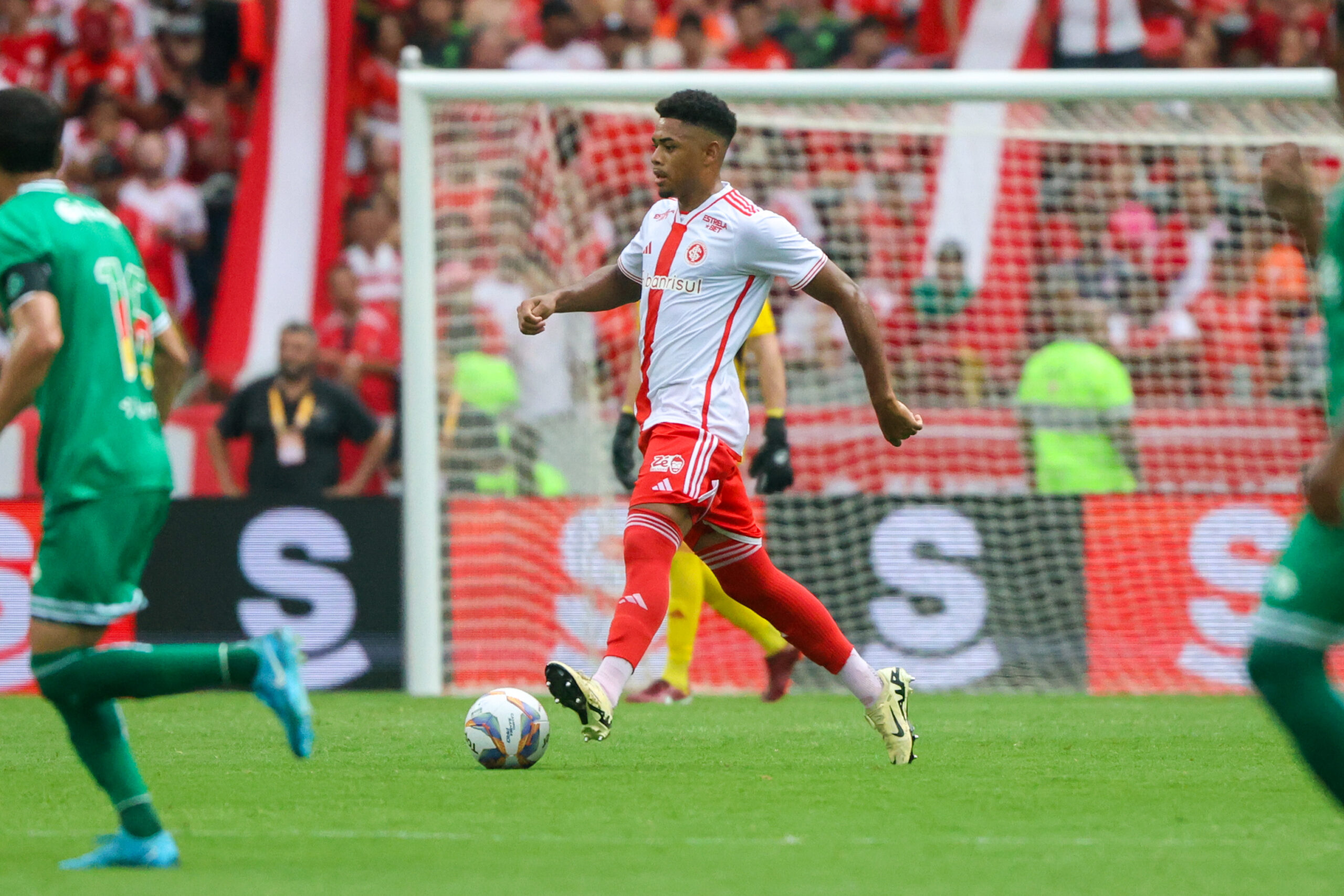 Titular contra o Juventude, Victor Gabriel comenta momento no Inter 