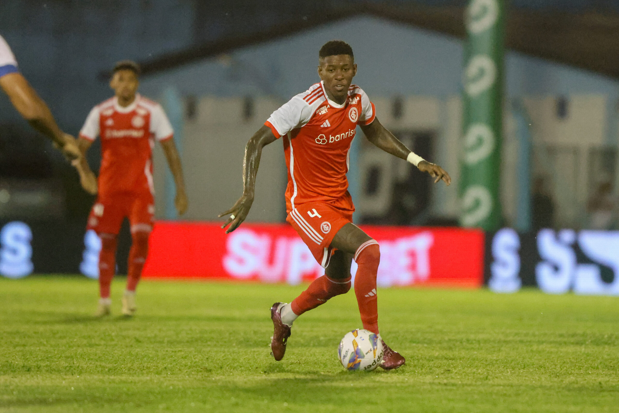 Vitão solta o verbo sobre saída do Inter: “É mentira que estou forçando!”