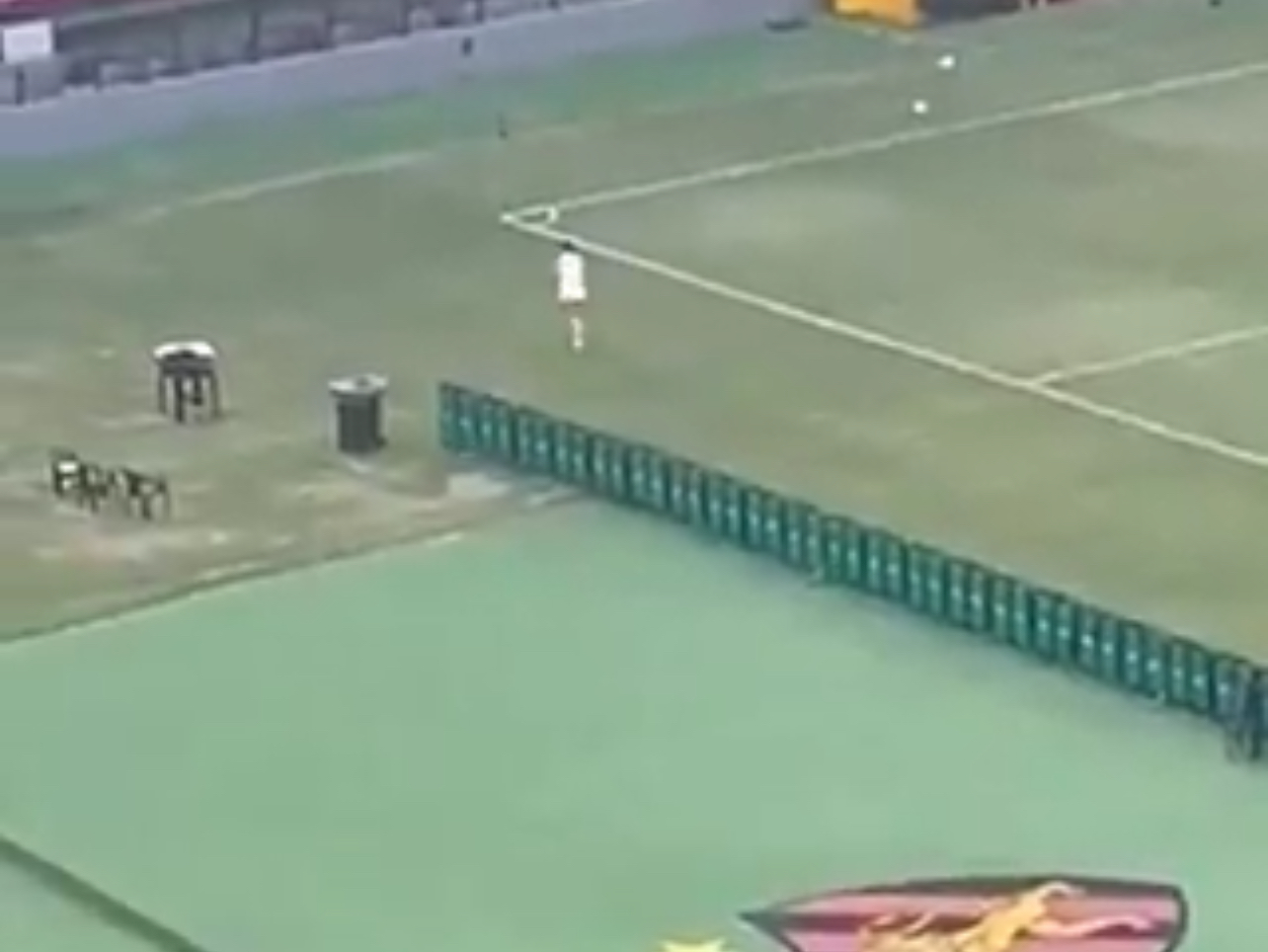 Meia que ficou fora dos planos de Roger aparece treinando em novo clube