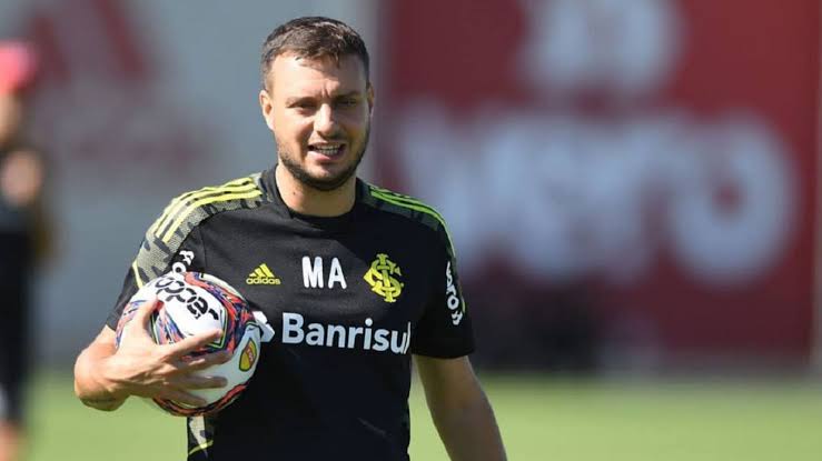Ex-auxiliar do Inter, Martín Anselmi está perto de assumir gigante europeu