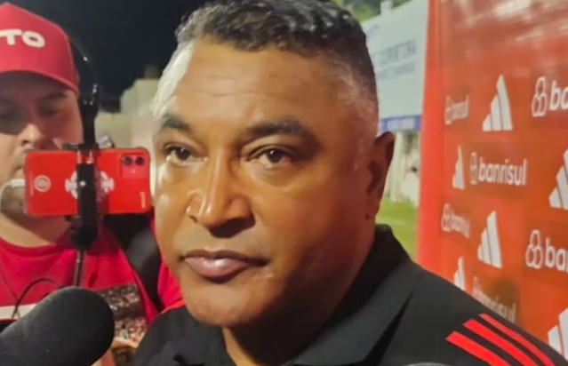 Roger Machado comenta empate na estreia do Gauchão e elogia jovem zagueiro
