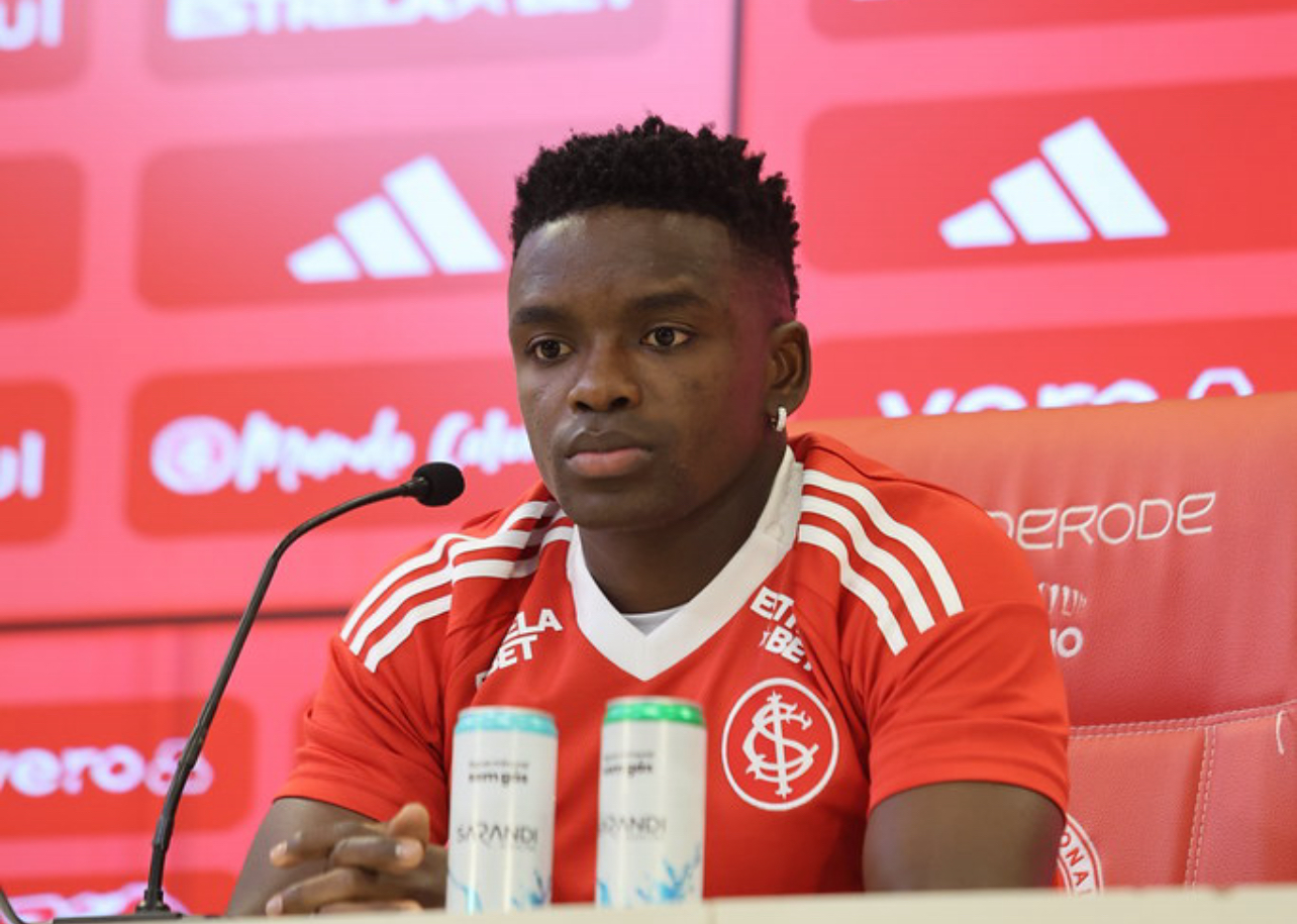 Carbonero é apresentado oficialmente: “Queria jogar aqui”