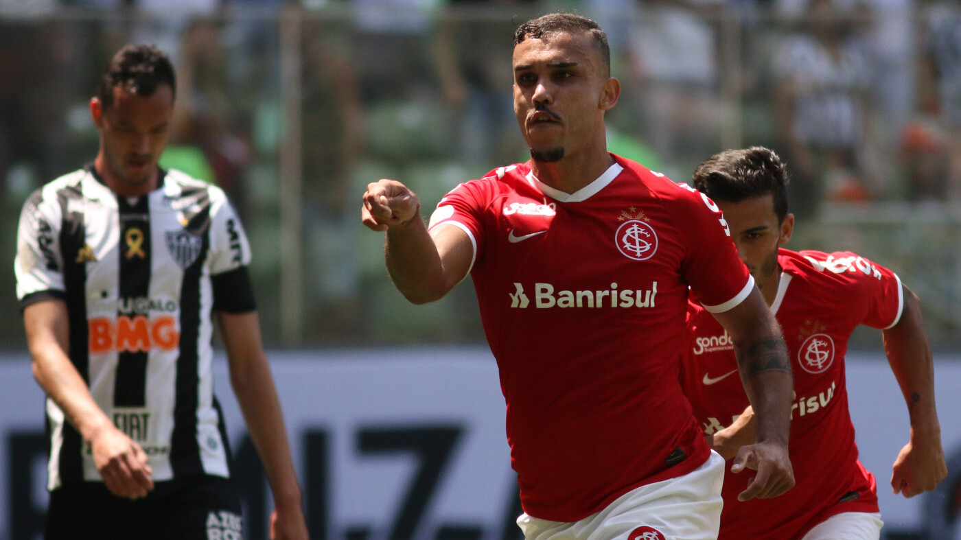 William Pottker, ex-atacante do Inter, troca novamente de clube