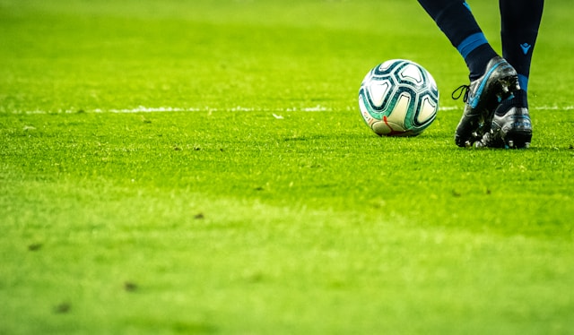 De que forma se comparam as superstições dos jogadores de futebol e dos apostadores