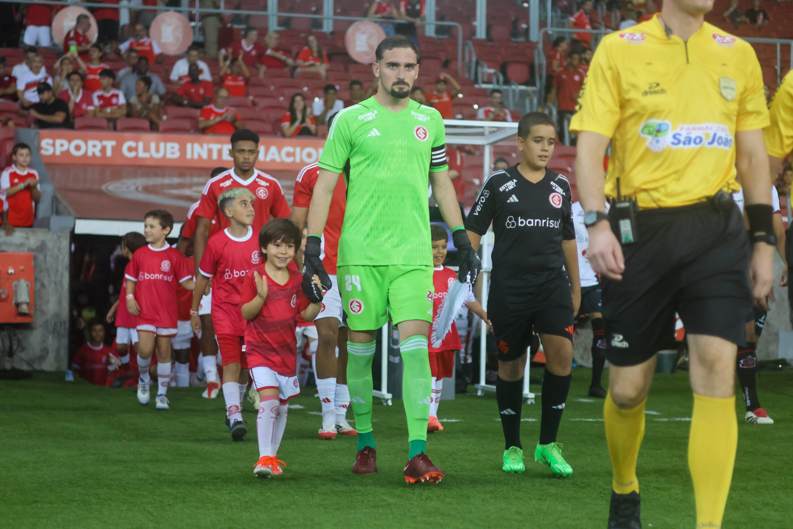 Anthoni atinge marca importante e supera Rochet no Inter