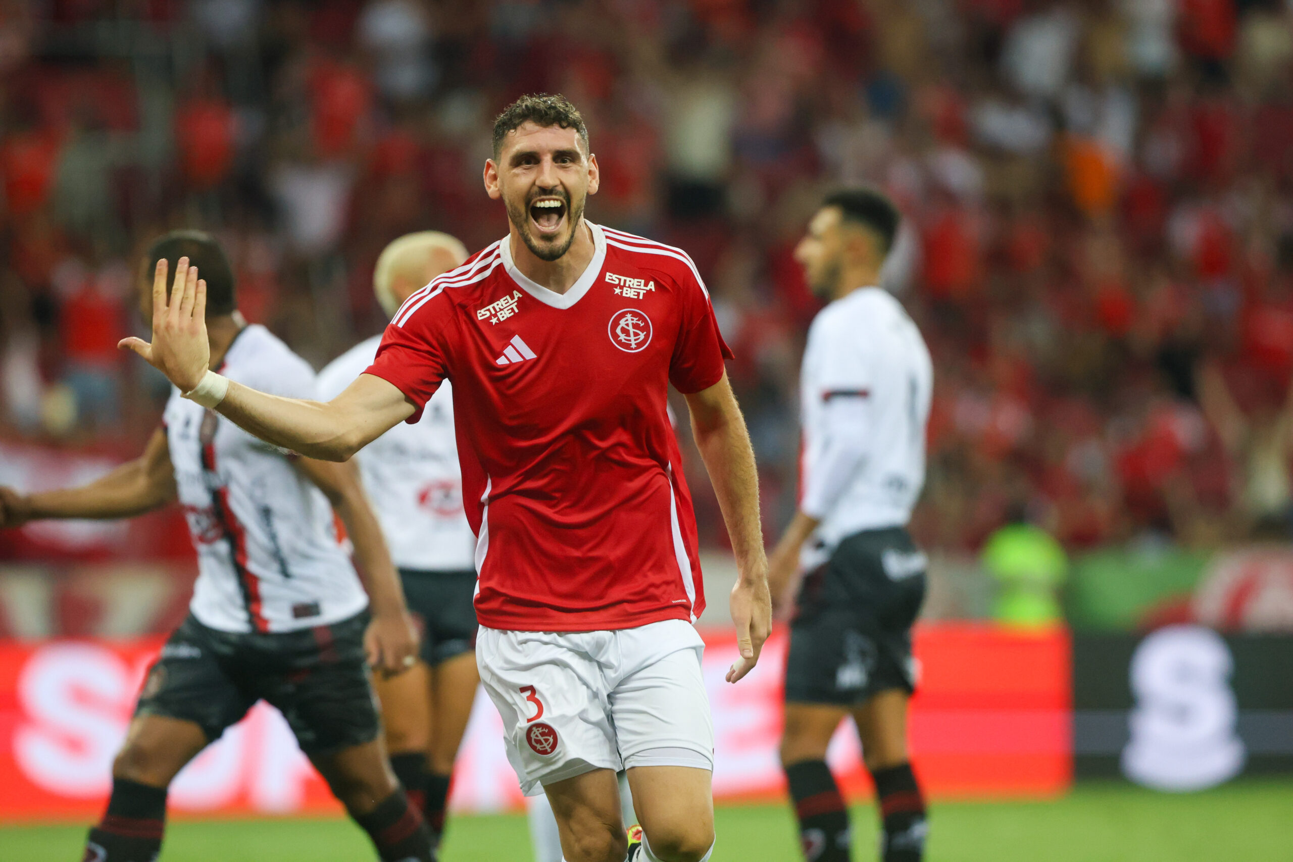 Rogel entra em seleta lista após gol marcado contra o Brasil-PEL 