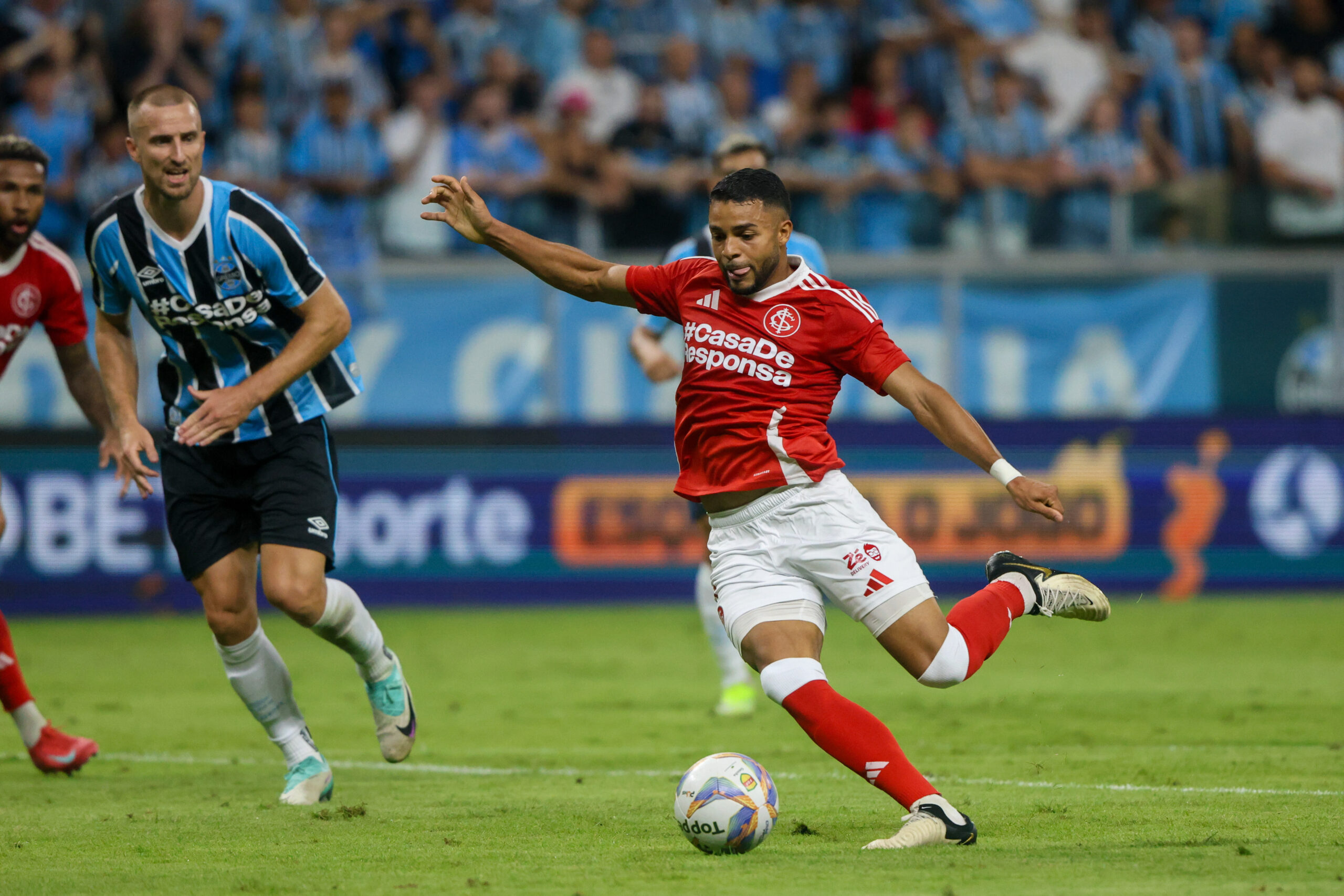 Wanderson é mantido como titular por Roger, surpreende no Gre-Nal e alcança números expressivos no Gauchão