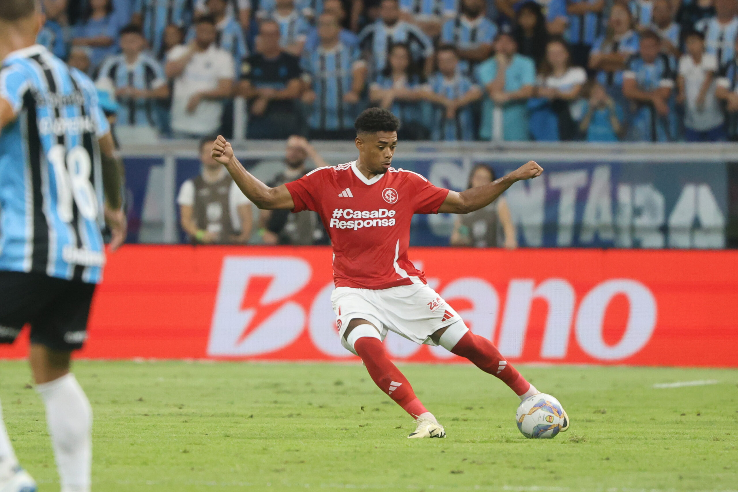 Roger rasga elogios a jogador do Inter na coletiva