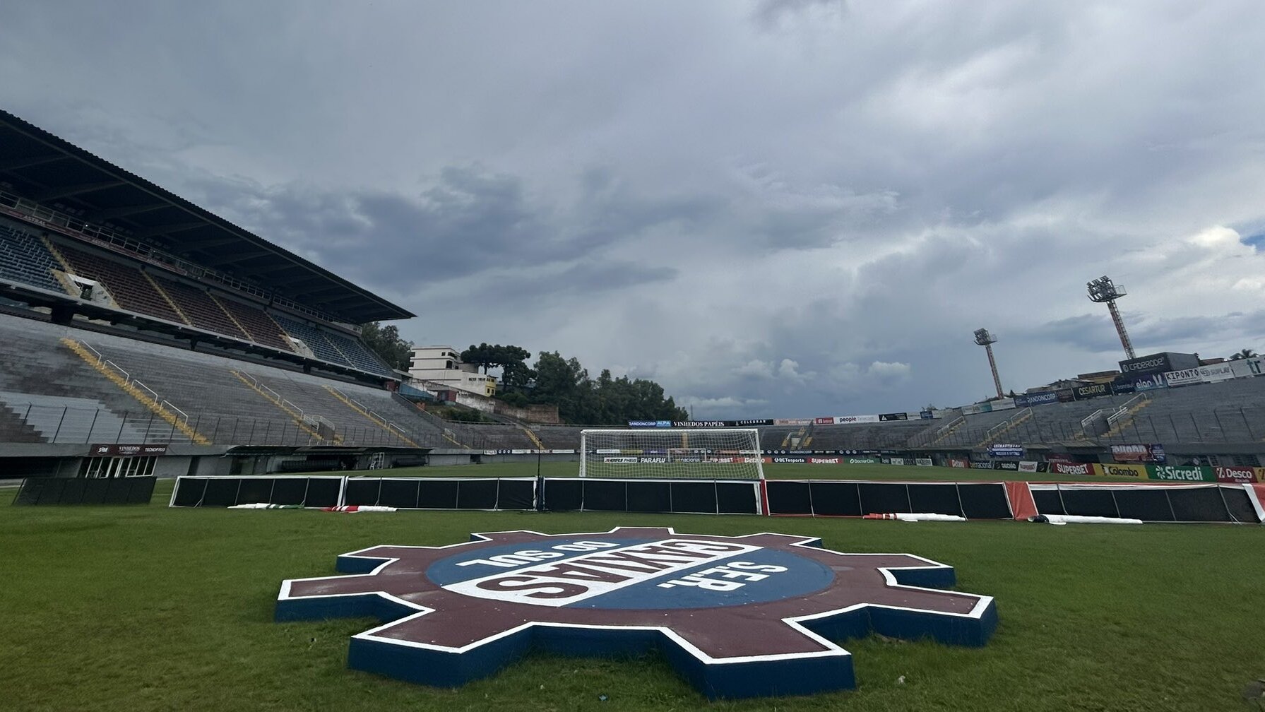 Sobre a torcida do Inter para a partida contra o Caxias no Centenário
