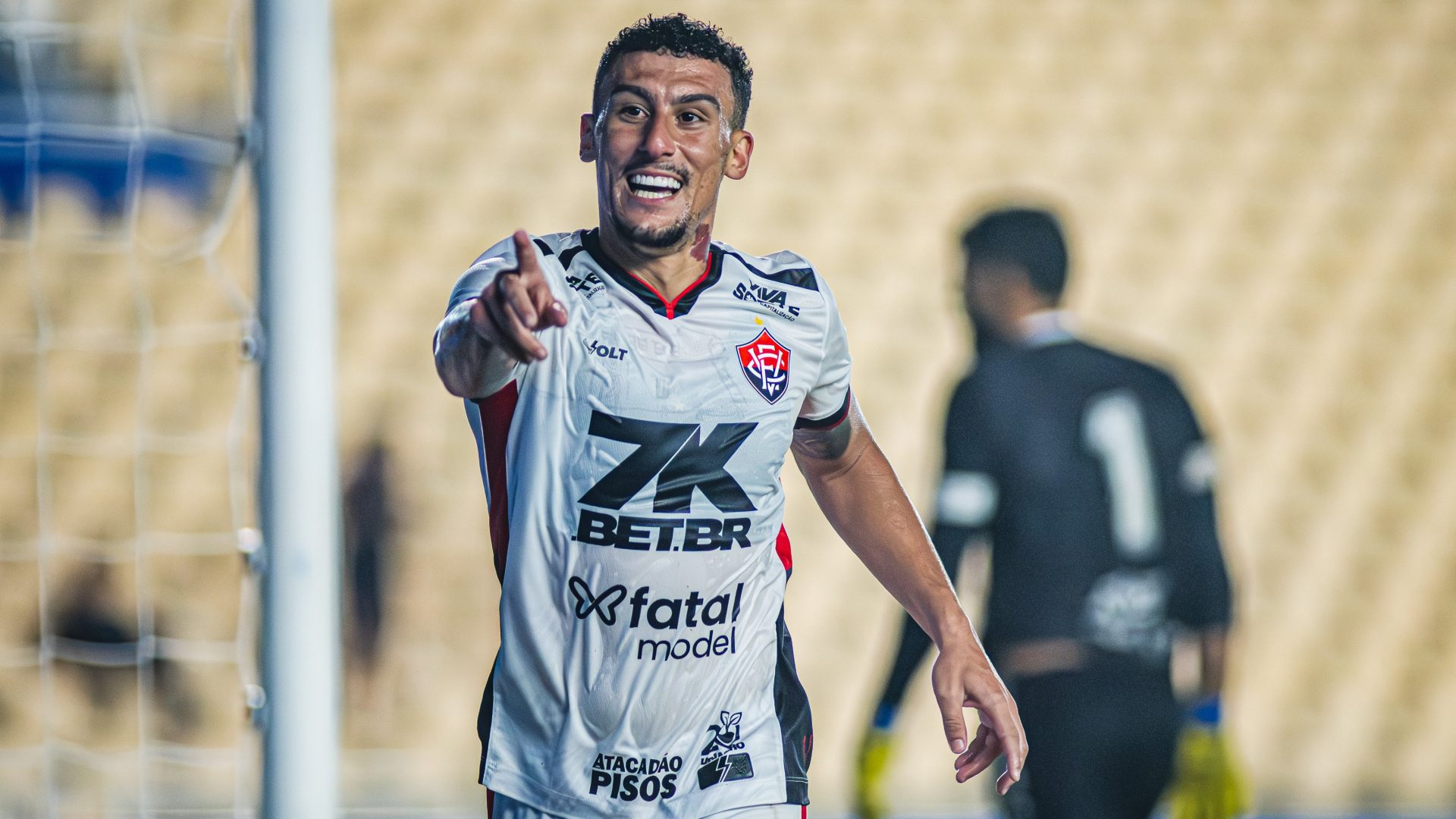 Ex-Inter, Gabriel Baralhas marca gol salvador e comemoração viraliza; veja
