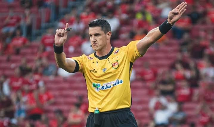 Rafael Klein não adotou mesmo critério com Gustavo Quinteros no Gre-Nal 444; veja o momento: